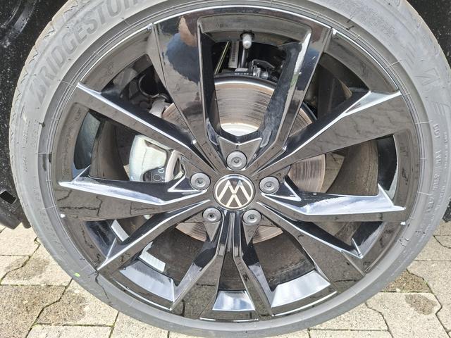 Volkswagen T-Roc Style Modell 2025, 1.5 TSI 150PS DSG, Schwarz-Met, Elektr. Heckklappe, ACC, Virtual Cockpit, Climatronic, ParkAssist, Parksensoren v/h, R&uuml;ckfahrkamera, Sitzheizung, Privacy-Glas, M-Lederlenkrad beheizt, 19" ALU "Misano" schwarz, IQ LIGHT MATRIX, Keyless 
