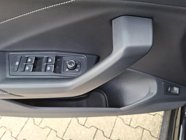 Volkswagen T-Roc Style Modell 2025, 1.5 TSI 150PS DSG, Schwarz-Met, Elektr. Heckklappe, ACC, Virtual Cockpit, Climatronic, ParkAssist, Parksensoren v/h, R&uuml;ckfahrkamera, Sitzheizung, Privacy-Glas, M-Lederlenkrad beheizt, 19" ALU "Misano" schwarz, IQ LIGHT MATRIX, Keyless 