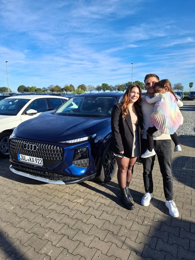Fahrzeugübergabe eines Audi Q3 Sportback Intense 2.0 TFSI, 150 kW (204 PS) DSG Allrad an Familie Schüren aus Jülich mit ca. 25% Preisvorteil