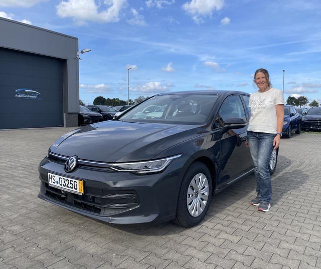Fahrzeugübergabe eines VW Golf 
