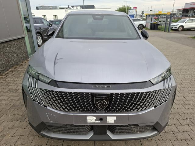 Peugeot 3008 Allure Hybrid 145PS e-DCS6 (Automatik), Grau-Metallic, ANH&Auml;NGERKUPPLUNG, Panorama-Navigations-Paket, Grip-Control-Paket, 19" ALU, Beh. Frontscheibe, Trennnetz, Adaptiver Tempomat, Toter-Winkel, 360&deg;Kamera, Parksensoren vorn/hinten, Lenkradheizung, Alarmanlage 