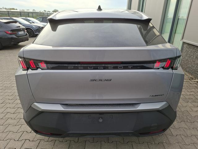 Peugeot 3008 Allure Hybrid 145PS e-DCS6 (Automatik), Grau-Metallic, ANH&Auml;NGERKUPPLUNG, Panorama-Navigations-Paket, Grip-Control-Paket, 19" ALU, Beh. Frontscheibe, Trennnetz, Adaptiver Tempomat, Toter-Winkel, 360&deg;Kamera, Parksensoren vorn/hinten, Lenkradheizung, Alarmanlage 