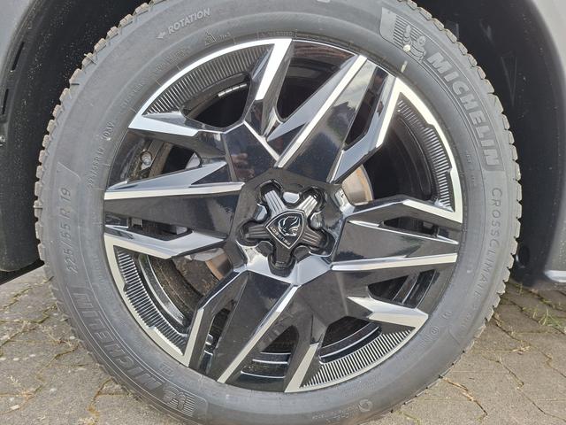 Peugeot 3008 Allure Hybrid 145PS e-DCS6 (Automatik), Grau-Metallic, ANH&Auml;NGERKUPPLUNG, Panorama-Navigations-Paket, Grip-Control-Paket, 19" ALU, Beh. Frontscheibe, Trennnetz, Adaptiver Tempomat, Toter-Winkel, 360&deg;Kamera, Parksensoren vorn/hinten, Lenkradheizung, Alarmanlage 
