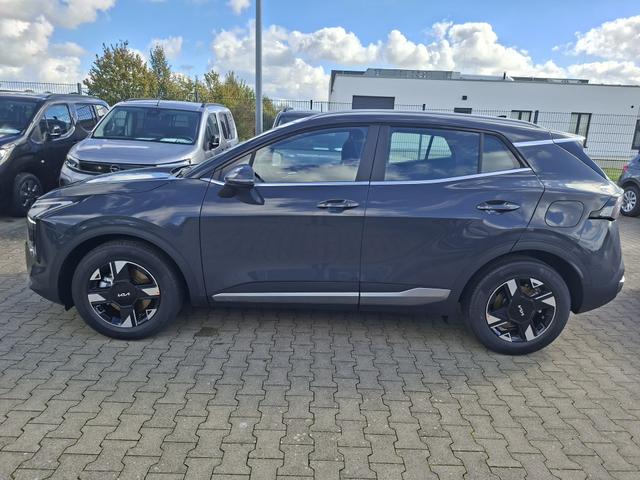 Kia Sportage Silver 1.6 T-GDI 150PS AUTOMATIK, Penta-Metal Grau METALLIC, 2-Zonen-Klimaautomatik, Navigation 12,3", Parksensoren vorn/hinten, R&uuml;ckfahrkamera, 17" Alufelgen, Winterpaket/Sitzheizung vorne, Beheiztes Lederlenkrad, ACC Tempomat, Alarm, Dachreling Chrom 
