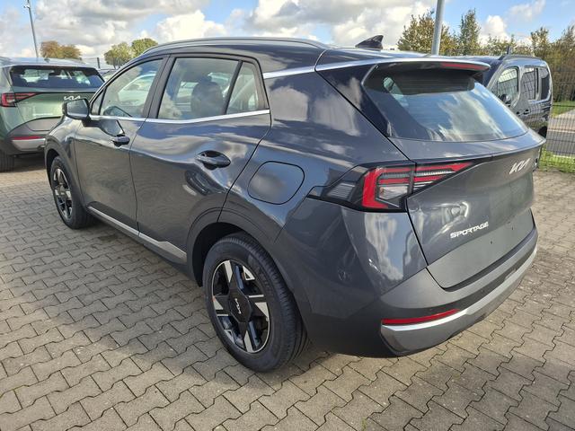 Kia Sportage Silver 1.6 T-GDI 150PS AUTOMATIK, Penta-Metal Grau METALLIC, 2-Zonen-Klimaautomatik, Navigation 12,3", Parksensoren vorn/hinten, R&uuml;ckfahrkamera, 17" Alufelgen, Winterpaket/Sitzheizung vorne, Beheiztes Lederlenkrad, ACC Tempomat, Alarm, Dachreling Chrom 