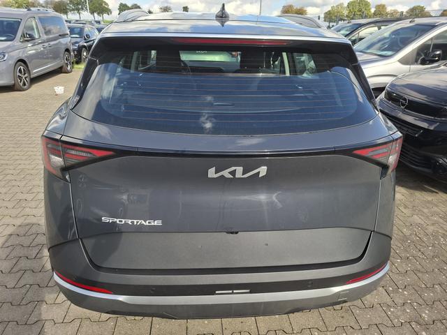 Kia Sportage Silver 1.6 T-GDI 150PS AUTOMATIK, Penta-Metal Grau METALLIC, 2-Zonen-Klimaautomatik, Navigation 12,3", Parksensoren vorn/hinten, R&uuml;ckfahrkamera, 17" Alufelgen, Winterpaket/Sitzheizung vorne, Beheiztes Lederlenkrad, ACC Tempomat, Alarm, Dachreling Chrom 