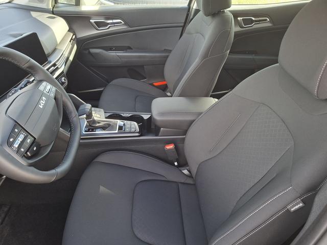 Kia Sportage Silver 1.6 T-GDI 150PS AUTOMATIK, Penta-Metal Grau METALLIC, 2-Zonen-Klimaautomatik, Navigation 12,3", Parksensoren vorn/hinten, R&uuml;ckfahrkamera, 17" Alufelgen, Winterpaket/Sitzheizung vorne, Beheiztes Lederlenkrad, ACC Tempomat, Alarm, Dachreling Chrom 