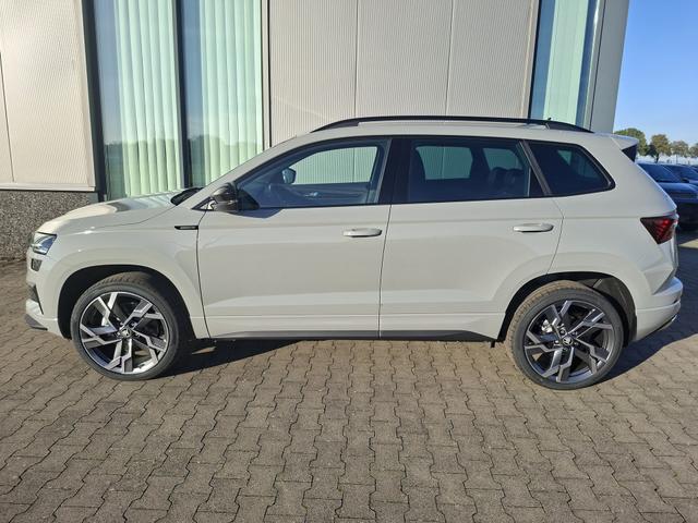 Skoda Karoq - Sportline 1.5 TSI 150PS DSG, STAHL-GRAU, 5JGARANTIE, AHK SCHWENKBAR, 19" ALU SAGITARIUS, BEHEIZTE FRONTSCHEIBE, SITZHEIZUNG, MATRIX-LED, Elektr. Heckklappe, Virtual Cockpit 10", Climatronic, NAVI, ACC, Parksensoren v/h, R&uuml;ckfahrkamera, Dachreling, PRIVACY-GLAS
