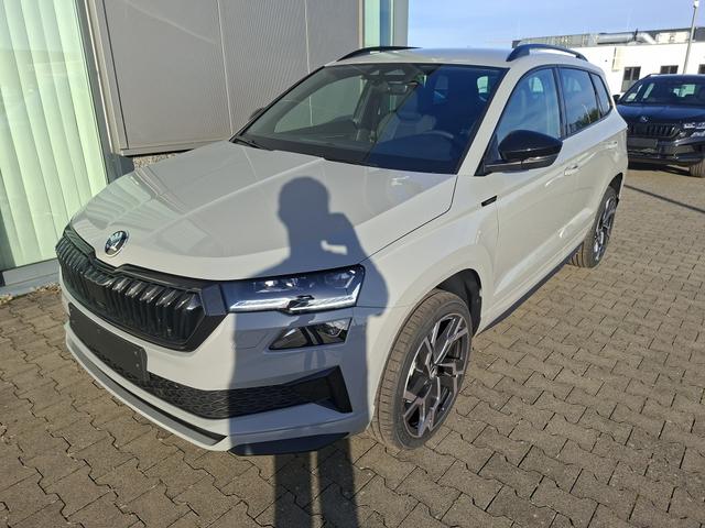 Skoda Karoq Sportline 1.5 TSI 150PS DSG, STAHL-GRAU, 5JGARANTIE, AHK SCHWENKBAR, 19" ALU SAGITARIUS, BEHEIZTE FRONTSCHEIBE, SITZHEIZUNG, MATRIX-LED, Elektr. Heckklappe, Virtual Cockpit 10", Climatronic, NAVI, ACC, Parksensoren v/h, R&uuml;ckfahrkamera, Dachreling, PRIVACY-GLAS 