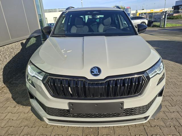 Skoda Karoq Sportline 1.5 TSI 150PS DSG, STAHL-GRAU, 5JGARANTIE, AHK SCHWENKBAR, 19" ALU SAGITARIUS, BEHEIZTE FRONTSCHEIBE, SITZHEIZUNG, MATRIX-LED, Elektr. Heckklappe, Virtual Cockpit 10", Climatronic, NAVI, ACC, Parksensoren v/h, R&uuml;ckfahrkamera, Dachreling, PRIVACY-GLAS 