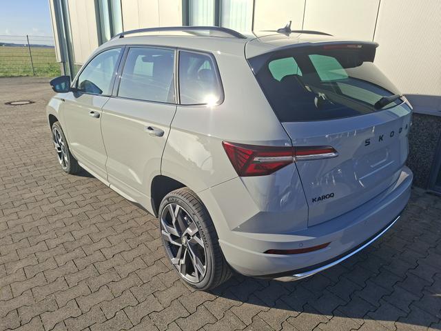 Skoda Karoq Sportline 1.5 TSI 150PS DSG, STAHL-GRAU, 5JGARANTIE, AHK SCHWENKBAR, 19" ALU SAGITARIUS, BEHEIZTE FRONTSCHEIBE, SITZHEIZUNG, MATRIX-LED, Elektr. Heckklappe, Virtual Cockpit 10", Climatronic, NAVI, ACC, Parksensoren v/h, R&uuml;ckfahrkamera, Dachreling, PRIVACY-GLAS 