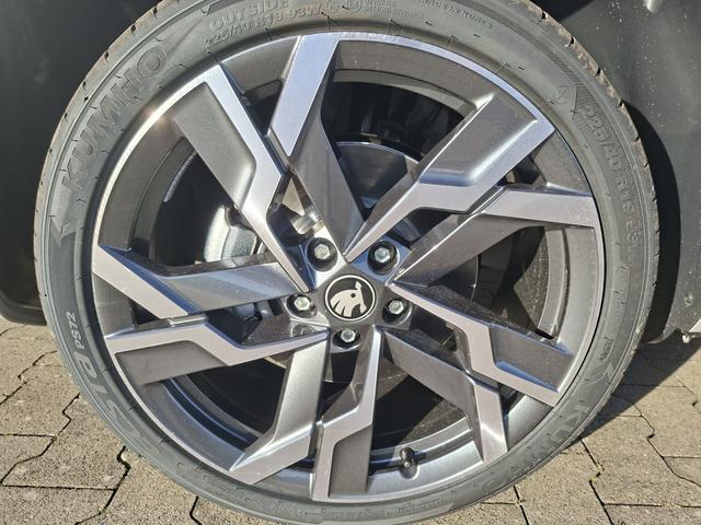 Skoda Karoq Sportline 1.5 TSI 150PS DSG, WEISS-MET, 5JGARANTIE, AHK SCHWENKBAR, 19" ALU SAGITARIUS, BEHEIZTE FRONTSCHEIBE, SITZHEIZUNG, MATRIX-LED, Elektr. Heckklappe, Virtual Cockpit 10", Climatronic, NAVI, ACC, Parksensoren v/h, R&uuml;ckfahrkamera, Dachreling, PRIVACY-GLAS 