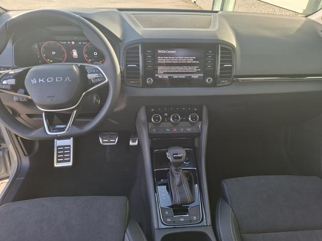 Skoda Karoq Sportline 1.5 TSI 150PS DSG, STAHL-GRAU, 5JGARANTIE, AHK SCHWENKBAR, 19" ALU SAGITARIUS, BEHEIZTE FRONTSCHEIBE, SITZHEIZUNG, MATRIX-LED, Elektr. Heckklappe, Virtual Cockpit 10", Climatronic, NAVI, ACC, Parksensoren v/h, R&uuml;ckfahrkamera, Dachreling, PRIVACY-GLAS 