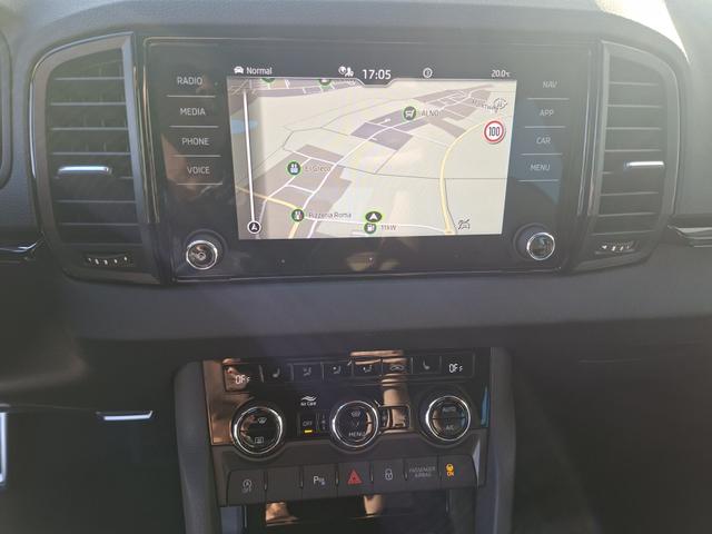 Skoda Karoq Sportline 1.5 TSI 150PS DSG, STAHL-GRAU, 5JGARANTIE, AHK SCHWENKBAR, 19" ALU SAGITARIUS, BEHEIZTE FRONTSCHEIBE, SITZHEIZUNG, MATRIX-LED, Elektr. Heckklappe, Virtual Cockpit 10", Climatronic, NAVI, ACC, Parksensoren v/h, R&uuml;ckfahrkamera, Dachreling, PRIVACY-GLAS 