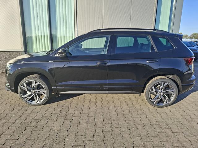 Skoda Karoq - Sportline 1.5 TSI 150PS DSG, SCHWARZ-MET, 5JGARANTIE, AHK SCHWENKBAR, 19" ALU SAGITARIUS, BEHEIZTE FRONTSCHEIBE, SITZHEIZUNG, MATRIX-LED, Elektr. Heckklappe, Virtual Cockpit 10", Climatronic, NAVI, ACC, Parksensoren v/h, R&uuml;ckfahrkamera, Dachreling, PRIVACY-GLAS