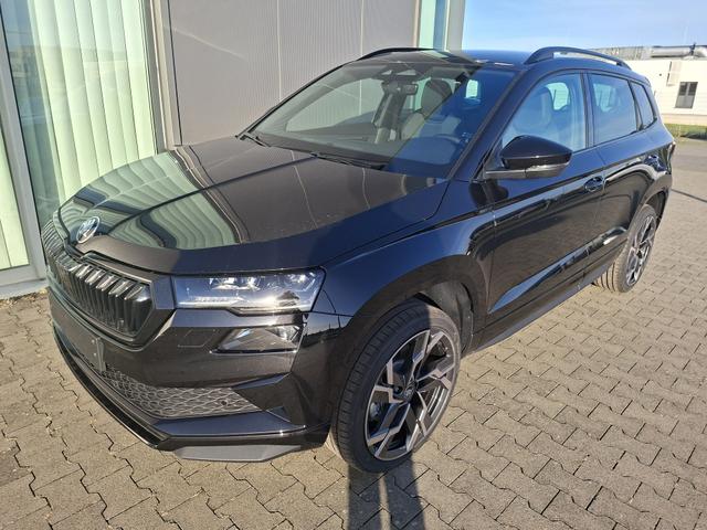 Skoda Karoq Sportline 1.5 TSI 150PS DSG, SCHWARZ-MET, 5JGARANTIE, AHK SCHWENKBAR, 19" ALU SAGITARIUS, BEHEIZTE FRONTSCHEIBE, SITZHEIZUNG, MATRIX-LED, Elektr. Heckklappe, Virtual Cockpit 10", Climatronic, NAVI, ACC, Parksensoren v/h, R&uuml;ckfahrkamera, Dachreling, PRIVACY-GLAS 
