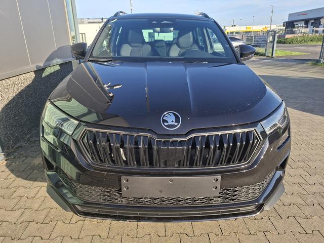Skoda Karoq Sportline 1.5 TSI 150PS DSG, SCHWARZ-MET, 5JGARANTIE, AHK SCHWENKBAR, 19" ALU SAGITARIUS, BEHEIZTE FRONTSCHEIBE, SITZHEIZUNG, MATRIX-LED, Elektr. Heckklappe, Virtual Cockpit 10", Climatronic, NAVI, ACC, Parksensoren v/h, R&uuml;ckfahrkamera, Dachreling, PRIVACY-GLAS 