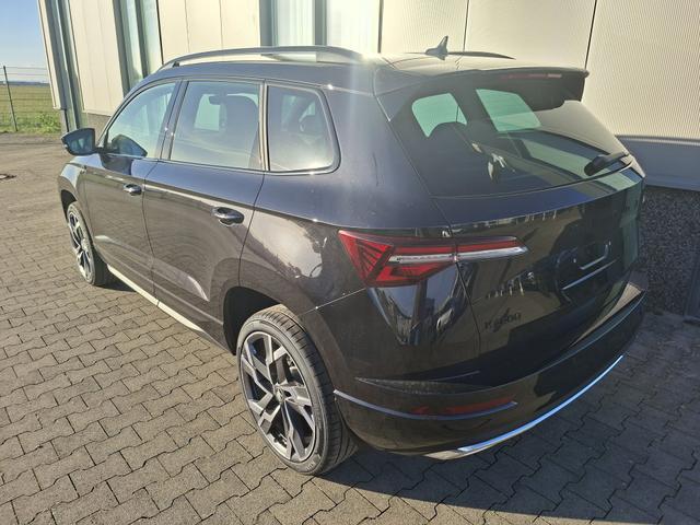 Skoda Karoq Sportline 1.5 TSI 150PS DSG, SCHWARZ-MET, 5JGARANTIE, AHK SCHWENKBAR, 19" ALU SAGITARIUS, BEHEIZTE FRONTSCHEIBE, SITZHEIZUNG, MATRIX-LED, Elektr. Heckklappe, Virtual Cockpit 10", Climatronic, NAVI, ACC, Parksensoren v/h, R&uuml;ckfahrkamera, Dachreling, PRIVACY-GLAS 