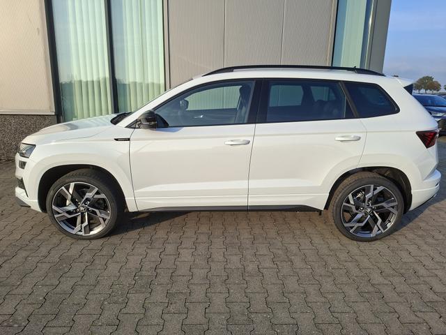 Skoda Karoq - Sportline 1.5 TSI 150PS DSG, WEISS-MET, 5JGARANTIE, AHK SCHWENKBAR, 19" ALU SAGITARIUS, BEHEIZTE FRONTSCHEIBE, SITZHEIZUNG, MATRIX-LED, Elektr. Heckklappe, Virtual Cockpit 10", Climatronic, NAVI, ACC, Parksensoren v/h, R&uuml;ckfahrkamera, Dachreling, PRIVACY-GLAS