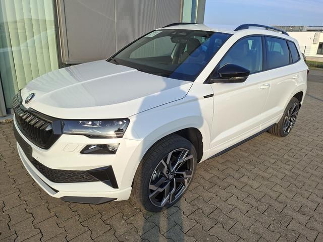 Skoda Karoq Sportline 1.5 TSI 150PS DSG, WEISS-MET, 5JGARANTIE, AHK SCHWENKBAR, 19" ALU SAGITARIUS, BEHEIZTE FRONTSCHEIBE, SITZHEIZUNG, MATRIX-LED, Elektr. Heckklappe, Virtual Cockpit 10", Climatronic, NAVI, ACC, Parksensoren v/h, R&uuml;ckfahrkamera, Dachreling, PRIVACY-GLAS 