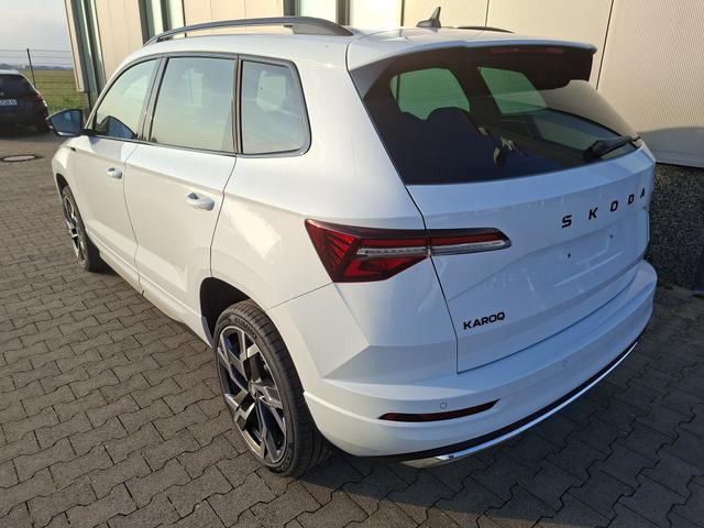 Skoda Karoq Sportline 1.5 TSI 150PS DSG, WEISS-MET, 5JGARANTIE, AHK SCHWENKBAR, 19" ALU SAGITARIUS, BEHEIZTE FRONTSCHEIBE, SITZHEIZUNG, MATRIX-LED, Elektr. Heckklappe, Virtual Cockpit 10", Climatronic, NAVI, ACC, Parksensoren v/h, R&uuml;ckfahrkamera, Dachreling, PRIVACY-GLAS 