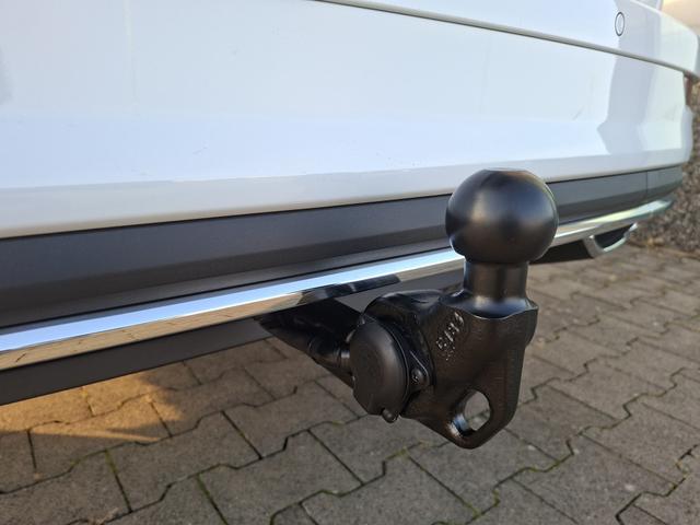 Skoda Karoq Sportline 1.5 TSI 150PS DSG, WEISS-MET, 5JGARANTIE, AHK SCHWENKBAR, 19" ALU SAGITARIUS, BEHEIZTE FRONTSCHEIBE, SITZHEIZUNG, MATRIX-LED, Elektr. Heckklappe, Virtual Cockpit 10", Climatronic, NAVI, ACC, Parksensoren v/h, R&uuml;ckfahrkamera, Dachreling, PRIVACY-GLAS 