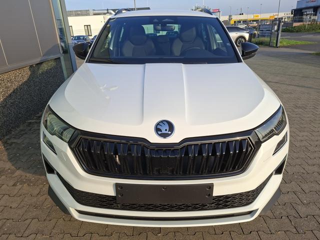 Skoda Karoq Sportline 1.5 TSI 150PS DSG, WEISS-MET, 5JGARANTIE, AHK SCHWENKBAR, 19" ALU SAGITARIUS, BEHEIZTE FRONTSCHEIBE, SITZHEIZUNG, MATRIX-LED, Elektr. Heckklappe, Virtual Cockpit 10", Climatronic, NAVI, ACC, Parksensoren v/h, R&uuml;ckfahrkamera, Dachreling, PRIVACY-GLAS 