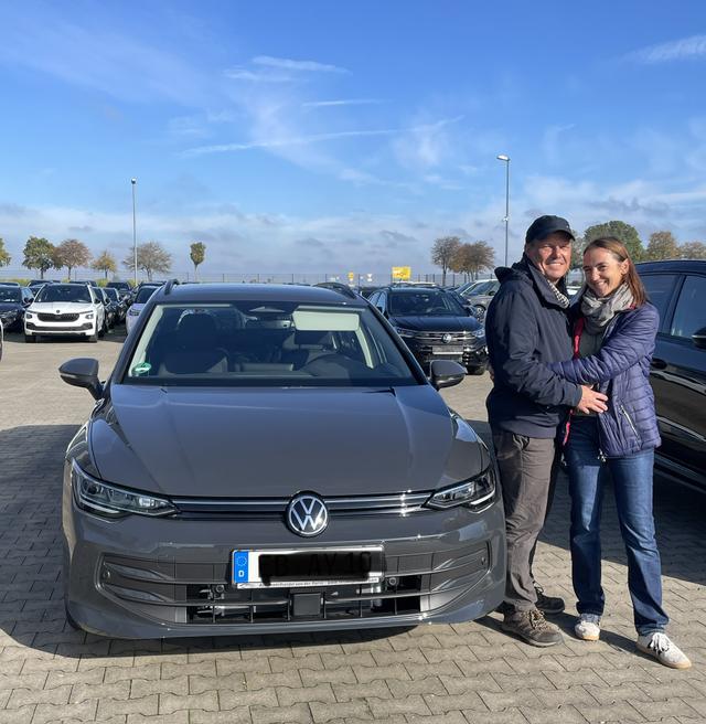 Fahrzeugübergabe eines VW Golf Variant 