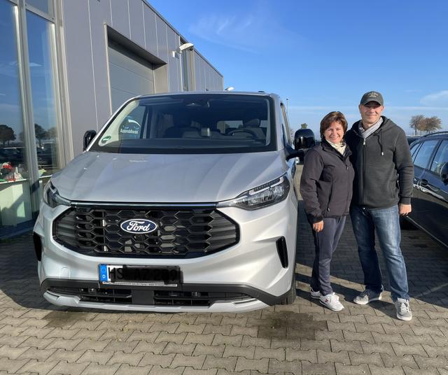 Fahrzeugübergabe eines Ford Tourneo Custom 