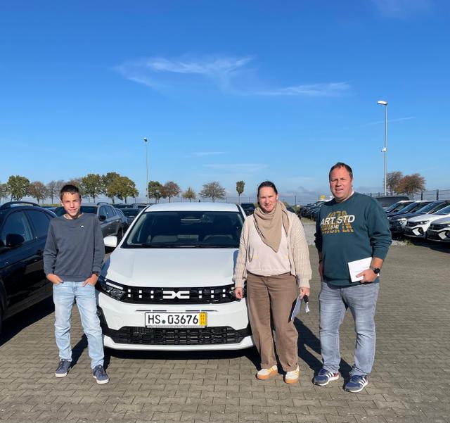 Fahrzeugübergabe eines Dacia Sandero 