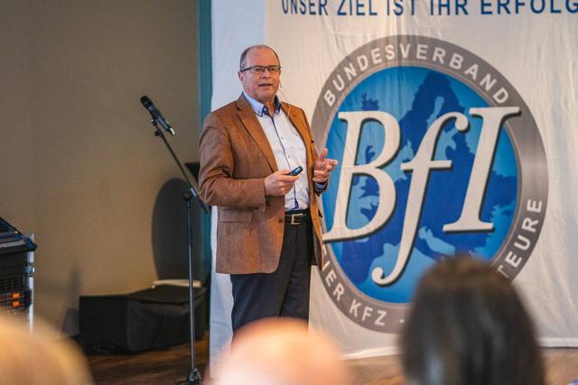 Automobilpabst Prof. Hannes Brachat Vortrag: Perspektiven im Autohandel  2019  