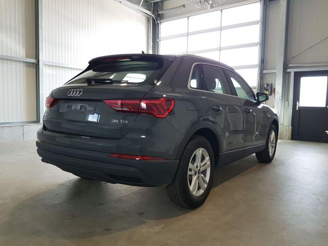 Audi / Q3 / Grau / / / 