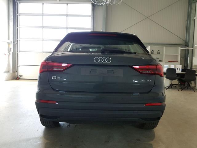 Audi / Q3 / Grau / / / 