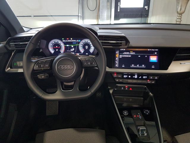 Audi / A3 Sportback / Schwarz / / / 