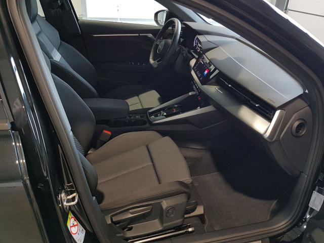 Audi / A3 Sportback / Schwarz / / / 