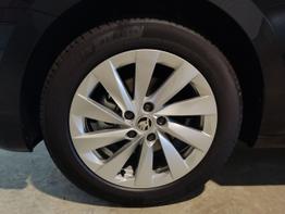 Skoda Octavia Combi Exclusive 2.0 TDI 150 PS DSG Neues Modell Navi-AndroidAuto-AppleCarPlay-Teilleder-Rückfahrkamera-ACC-DigitalCockpit-LED-Matrix-Ambientebeleuchtung-Keyless-el.Heckklappe-17''Alu-sofort 