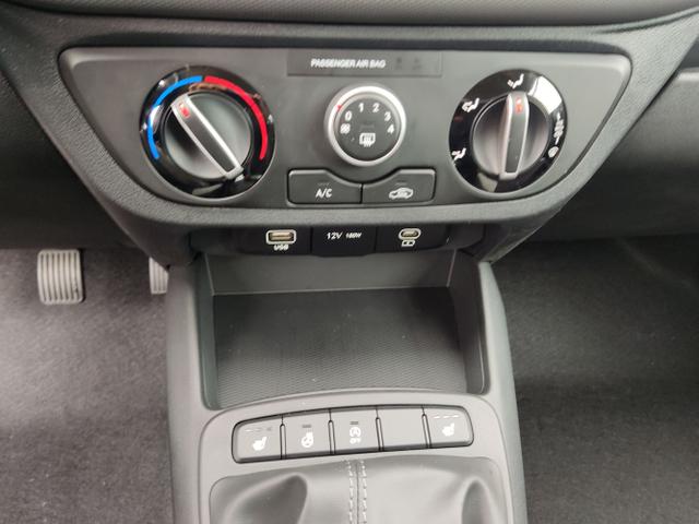 Hyundai / i10 / Blau / / / 