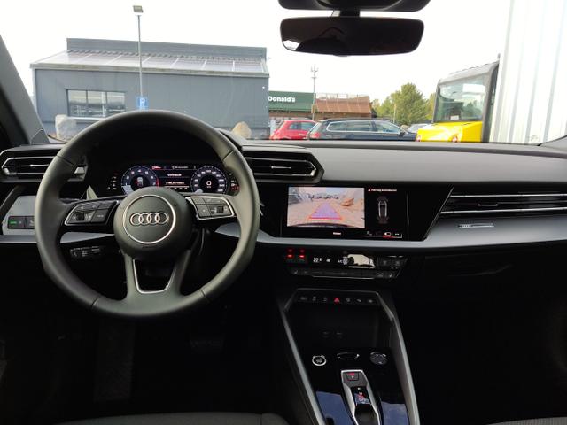 Audi / A3 Sportback / Schwarz / / / 