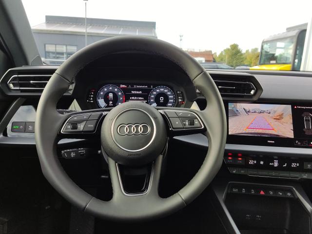 Audi / A3 Sportback / Schwarz / / / 