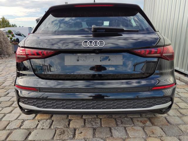 Audi / A3 Sportback / Schwarz / / / 