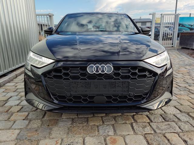 Audi / A3 Sportback / Schwarz / / / 