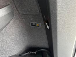 Skoda Karoq Selection 1.5 TSI 150 PS DSG 4 Jahre Garantie-Anh&auml;ngerkupplung-Keyless-AppleCarPlay-AndroidAuto-Sunset-Tempomat-2-Zonen-Klima-16''Alu 