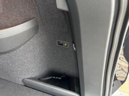 Skoda Karoq Selection 1.5 TSI 150 PS DSG 4 Jahre Garantie-Anhängerkupplung-Keyless-AppleCarPlay-AndroidAuto-Sunset-Tempomat-2-Zonen-Klima-16''Alu 