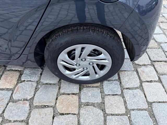 Hyundai / i10 / Grau / / / 