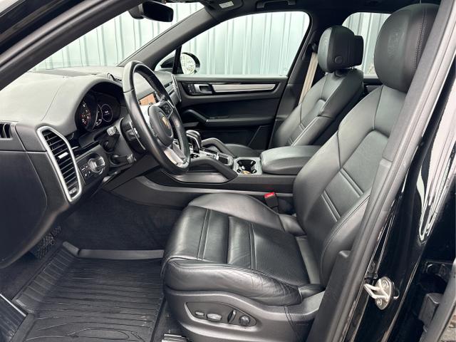 Porsche / Cayenne / Schwarz / / / 