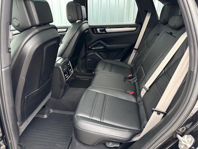 Porsche / Cayenne / Schwarz / / / 