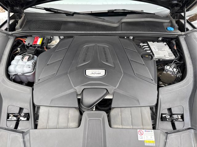 Porsche / Cayenne / Schwarz / / / 
