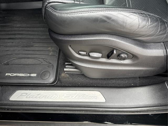 Porsche / Cayenne / Schwarz / / / 