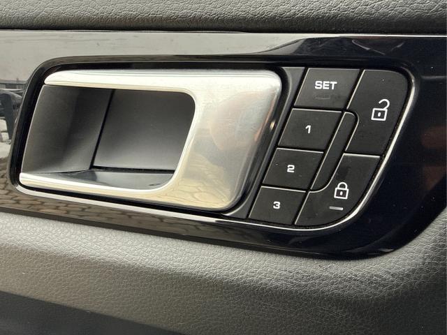 Porsche / Cayenne / Schwarz / / / 
