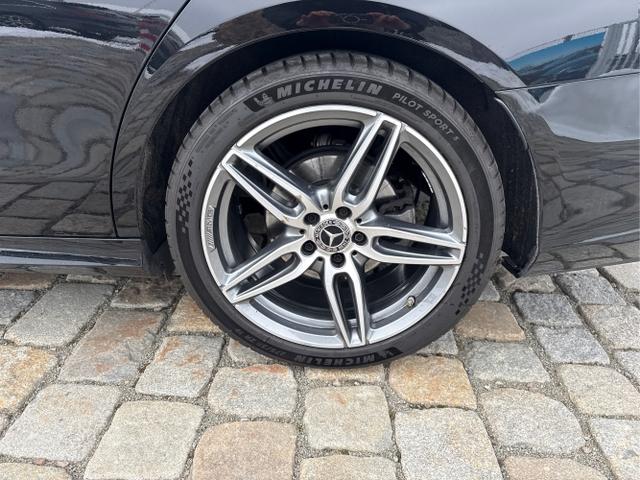 Mercedes-Benz / E-Klasse Limousine / Schwarz / / / 